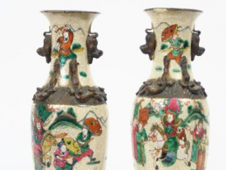 Vente aux enchères Paire de vases balustres en Nankin décor de scène de bataille fond cra
