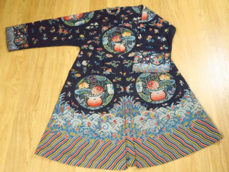 Vente aux enchères Robe chinoise en tissu et un gilet en soie brodée. Chine