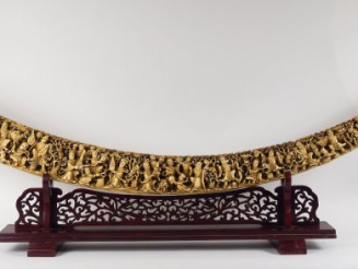 Vente aux enchères Grande défense en ivoire Elaphantidae sculpté de personnages dans une 