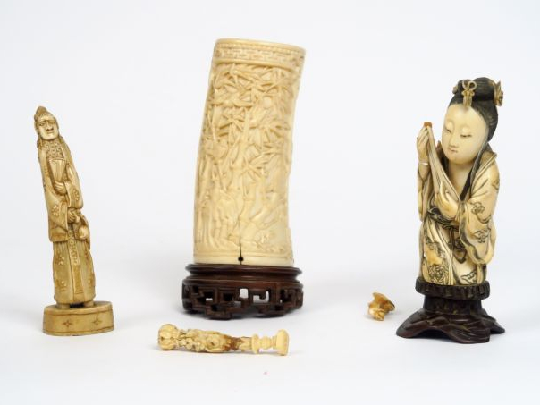 Lot d'objets en ivoire Elephantidae comprenant : un petit vase à décor