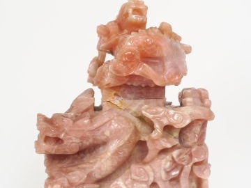 Grand vase en quartz rose sculpté à décor de dragons parmi les nuages.