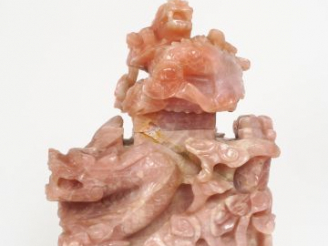 Vente aux enchères Grand vase en quartz rose sculpté à décor de dragons parmi les nuages.