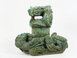 Vente aux enchères Grand vase en zoïsite représentant un dragon. H. 46 cm