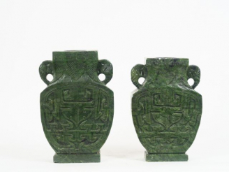 Vente aux enchères Paire de vases en amphibole ornés de têtes d'éléphants. Chine. H. 32 c