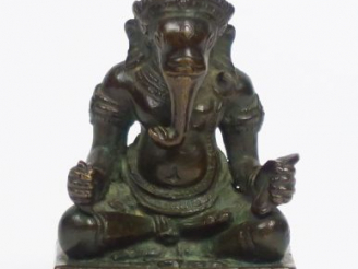Vente aux enchères Statuette en bronze à patine brune représentant Ganesh assis (légère o