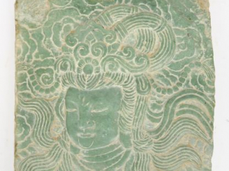 Vente aux enchères Fragment de pierre décoratif à décor de divinité Extrême-Orientale.  D