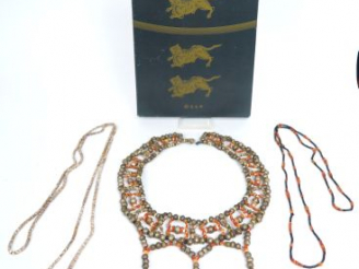 Vente aux enchères Elément de parure ou de costume en pierre, corail et cuivre. Asie du S
