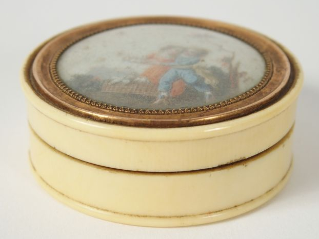 Boite fin XVIIIème - début XIXème, couvercle orné d'une miniature figu