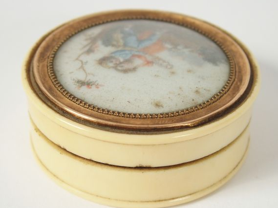 Boite fin XVIIIème - début XIXème, couvercle orné d'une miniature figu