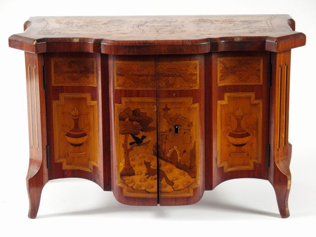 Commode de maitrise de style Louis XVI en marqueterie, à décor de fleu