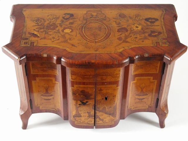 Commode de maitrise de style Louis XVI en marqueterie, à décor de fleu