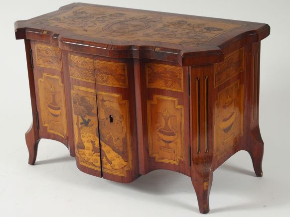 Commode de maitrise de style Louis XVI en marqueterie, à décor de fleu