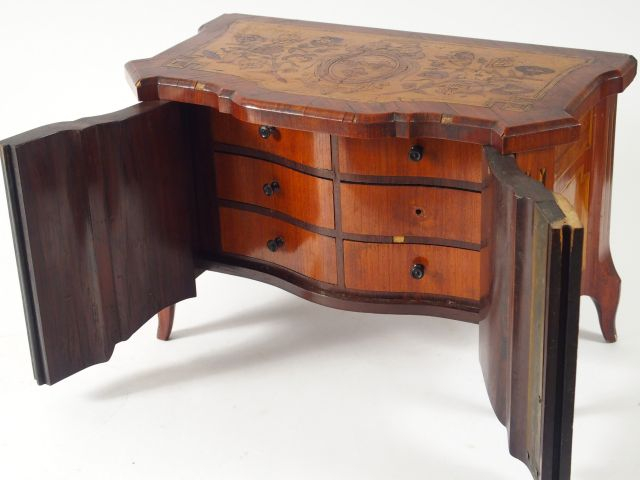 Commode de maitrise de style Louis XVI en marqueterie, à décor de fleu