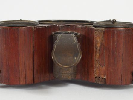 Encrier Louis XV en bois de placage et métal (petits sauts de placage)