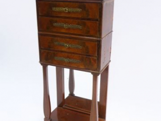 Vente aux enchères Chiffonnier de style Empire en acajou et placage d'acajou.