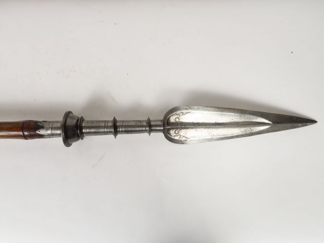 Belle et grande lance probablement indienne (inde Moghole ?) et vu la 