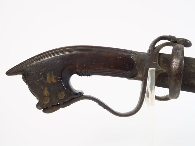 Belle épée nord-africaine, (Maroc?) fusée bois, pommeau dissymétrique 