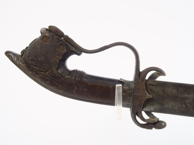 Belle épée nord-africaine, (Maroc?) fusée bois, pommeau dissymétrique 