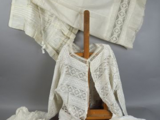 Vente aux enchères Lot de lingerie comprenant : caches corsets, bas de jupon et petit car