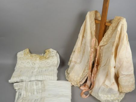Lot comprenant :  - trois liseuses - quatre chemises de nuit