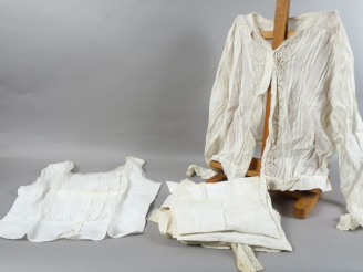Vente aux enchères Lot de lingerie : jupons, culottes, cache corsets à bretelles et varia