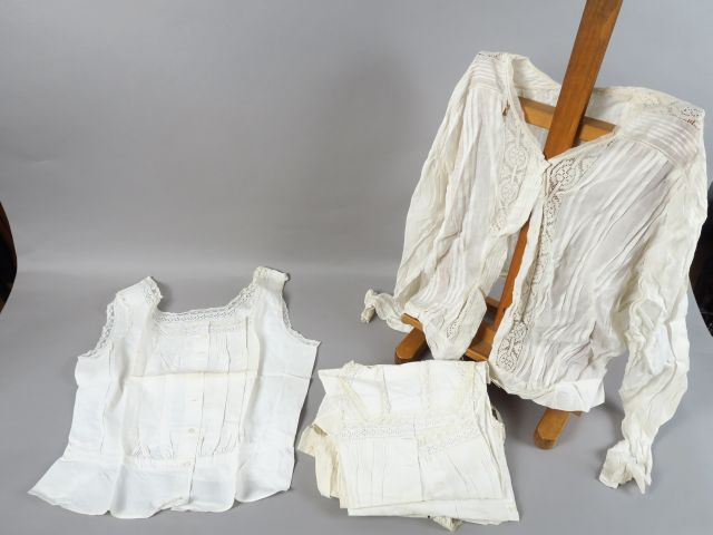 Lot de lingerie : jupons, culottes, cache corsets à bretelles et varia