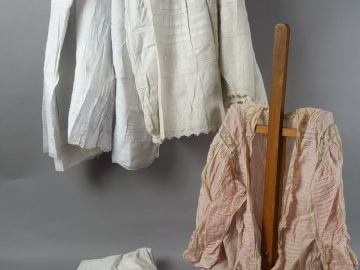 Lot de lingerie : jupons, culottes, cache corsets à bretelles et varia
