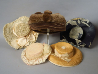 Vente aux enchères Lot de chapeaux de poupées.