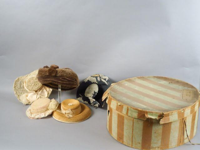 Lot de chapeaux de poupées.