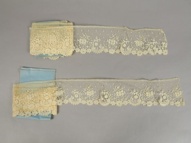 Dentelle d'application de Bruxelles (fuseaux plus aiguille).  9cm sur 