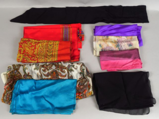 Vente aux enchères Lot de 8 foulards contemporains certains en soie. On y joint une échar