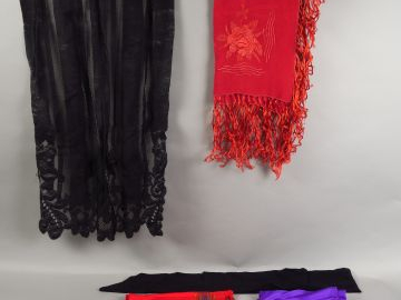 Lot de 8 foulards contemporains certains en soie. On y joint une échar