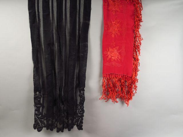 Lot de 8 foulards contemporains certains en soie. On y joint une échar