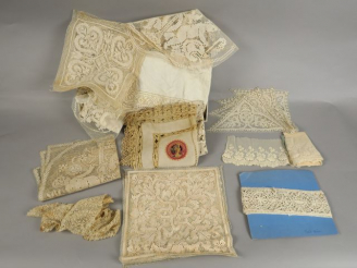 Vente aux enchères Lot de dentelles au filet  et varia.