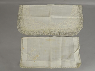 Vente aux enchères Réunion de deux mouchoirs de mariée, XIXème siècle,  mousseline brodée