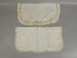Vente aux enchères Réunion de deux mouchoirs de mariée, XIXè siècle, mousseline brodée au
