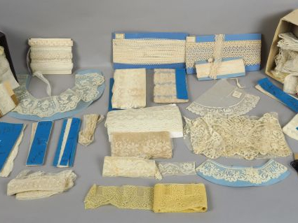 Fort lot de petites dentelles pour lingerie et de dentelles de Valenci