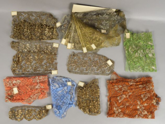 Vente aux enchères Réunion de beaux  documents de  dentelles mécaniques  or et argent. XX
