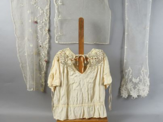 Vente aux enchères Réunion de : - une écharpe /cravate en dentelle au lacet - un  haut en