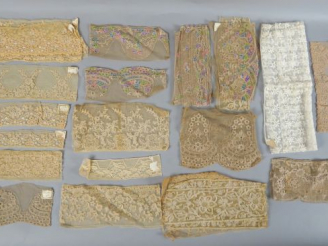 Vente aux enchères Réunion de dentelles mécaniques dont une polychrome. Circa 1930