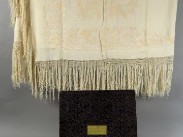 Châle de Canton,  dans sa très jolie boite d'origine, twill de soie cè