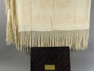 Vente aux enchères Châle de Canton,  dans sa très jolie boite d'origine, twill de soie cè