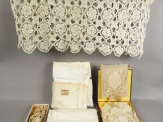 Vente aux enchères Un couvre lit crochet et   deux morceaux de couvertures,  en  piquée  
