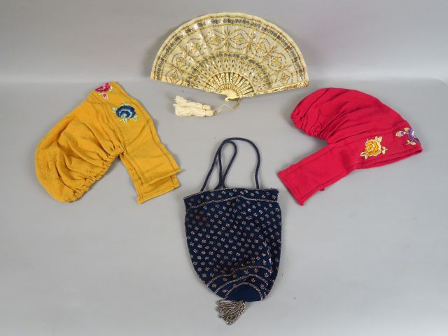 Réunion :  - d'un sac perlé année 1920  - de deux capotes années 20   