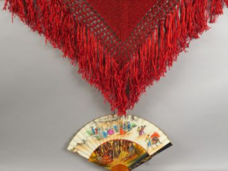 Vente aux enchères Echarpe rouge frangée type  "corrida". On y joint un éventail  à dessi