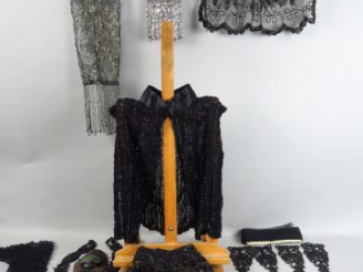 Vente aux enchères Très joli haut en tulle sans manche,rebrodé de jais, col cheminée.  Dé