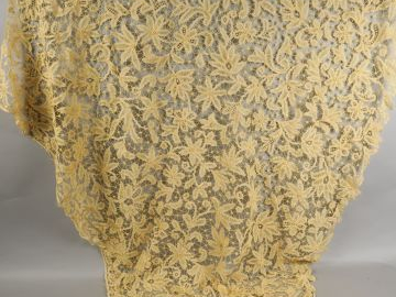 Cape en dentelle de luxeuil. XIXème siècle.  Bel état d'usage.