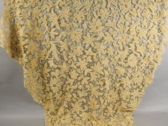 Vente aux enchères Cape en dentelle de luxeuil. XIXème siècle.  Bel état d'usage.