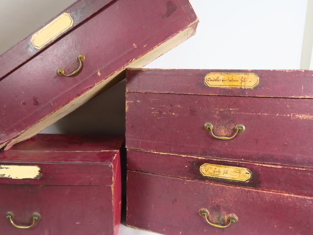 Lot de six  boites de présentation en carton laqué rouge. XIXème siècl