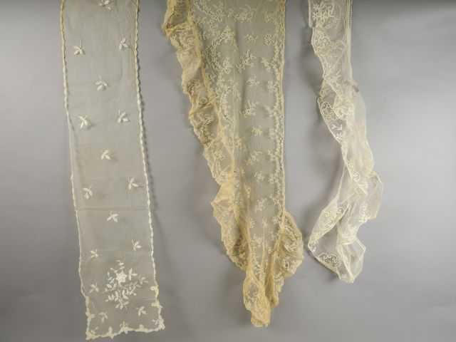 Fanchon pélerine, dentelle aux fuseaux.  XIXème siècle. Bon état d'usa